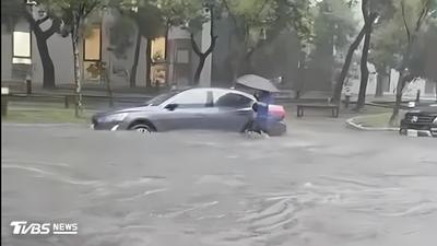 彰化暴雨災情慘!高架道路狂洩「誇張水瀑」 員林水淹半個輪胎高