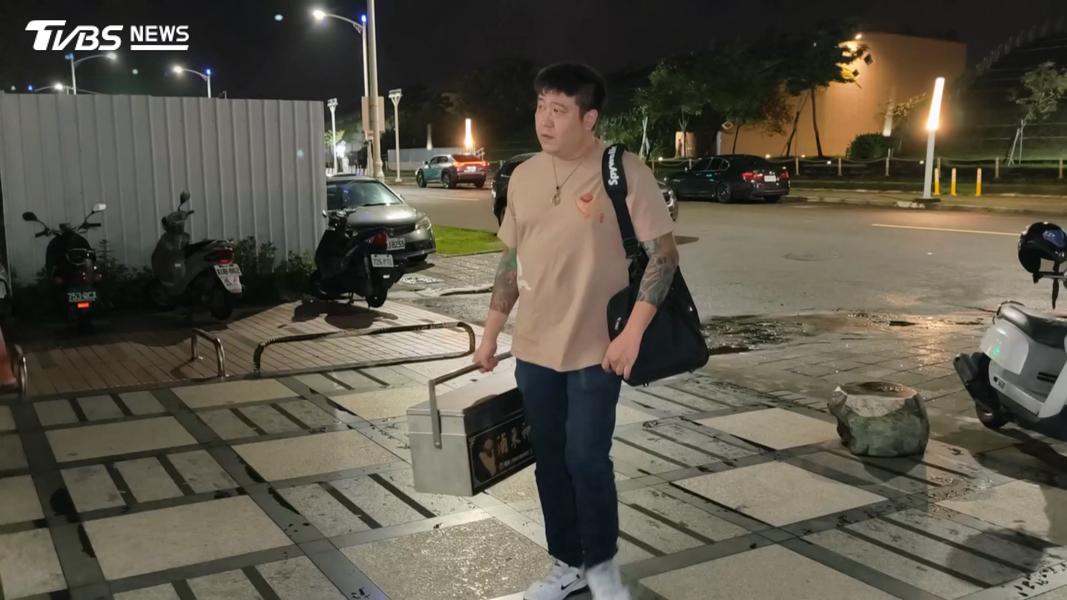 高雄掀「行動滷位」風潮,滷味鐵盒穿梭夜店,一通電話隨叫隨到。(圖/TVBS)