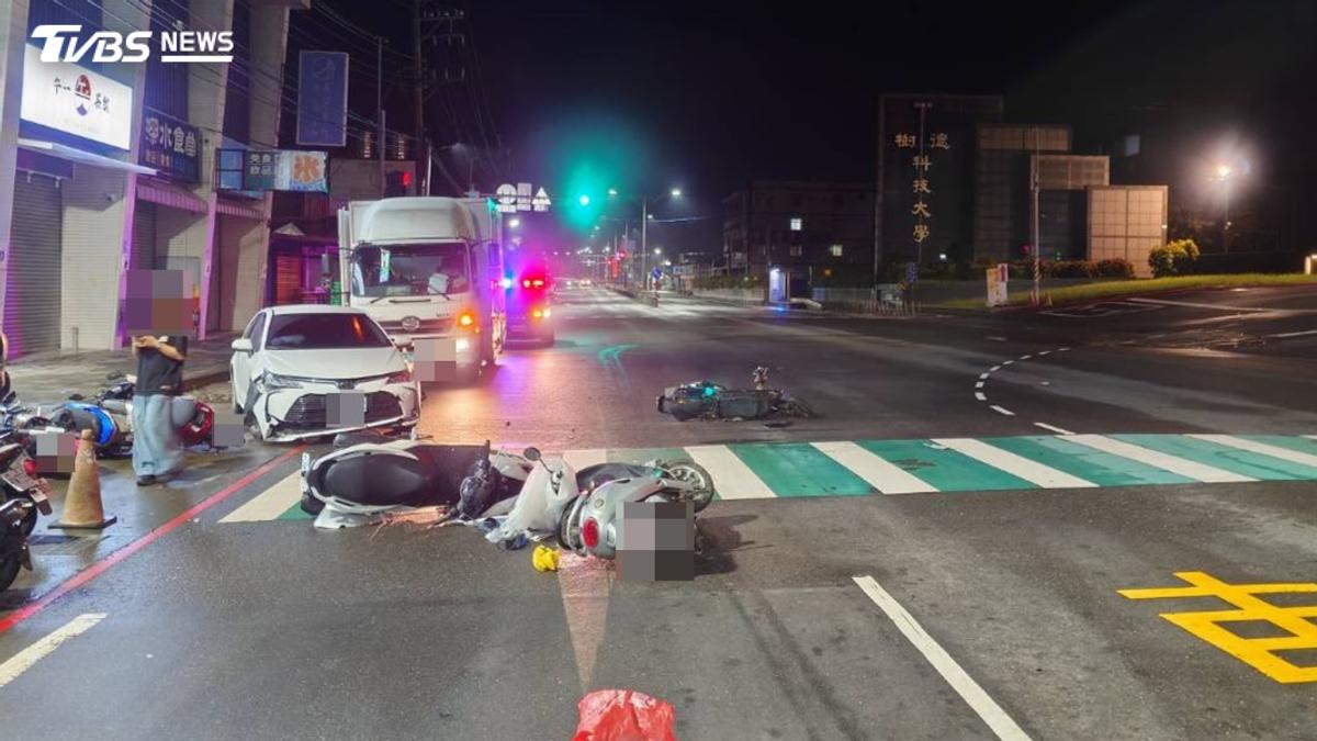 轎車凌晨大迴轉 暴衝掃倒7機車