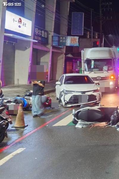 新手駕駛?轎車迴轉還加速 暴衝掃倒7輛機慢車