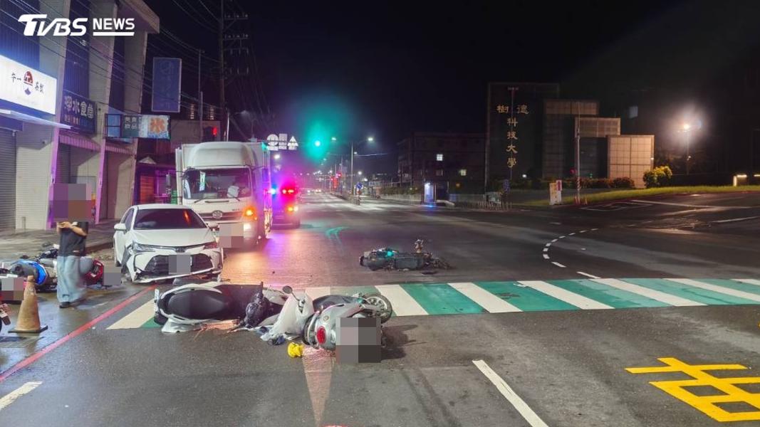 高雄轎車深夜失控180度大迴轉,「狂掃7機車」車殼碎滿地駕駛慘了。(圖/TVBS)