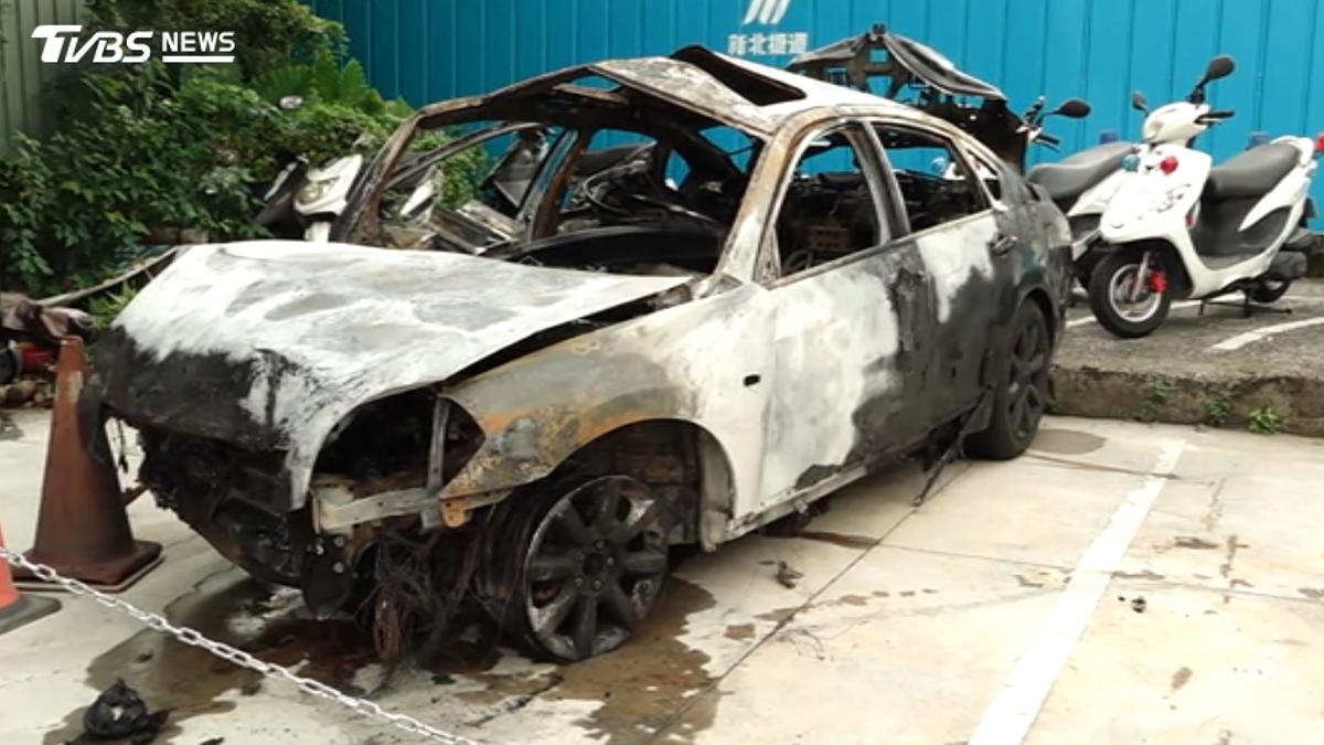 拒檢自撞火燒車!毒駕男不逃命「詭翻找物品」 現場留疑喪屍煙彈殘骸