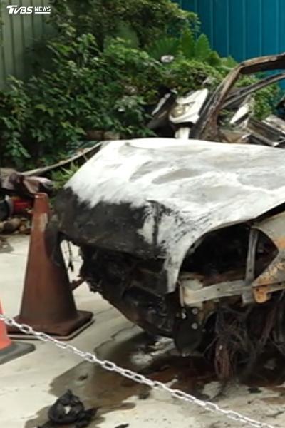 拒檢自撞火燒車!毒駕男不逃命「詭翻找物品」 現場留疑喪屍煙彈殘骸
