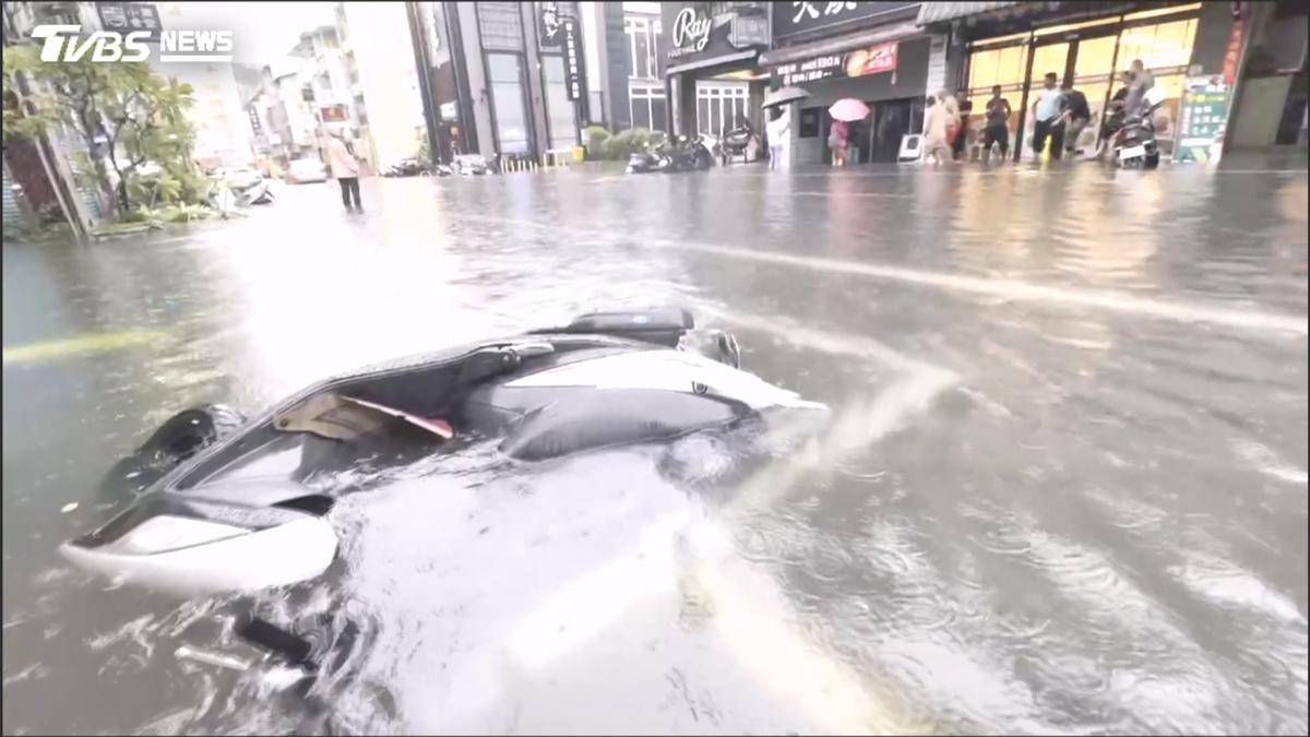 台76線驚現「高架瀑布」!彰化暴雨炸裂 員林海浪席捲街頭