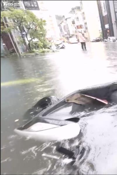 台76線驚現「高架瀑布」!彰化暴雨炸裂 員林海浪席捲街頭