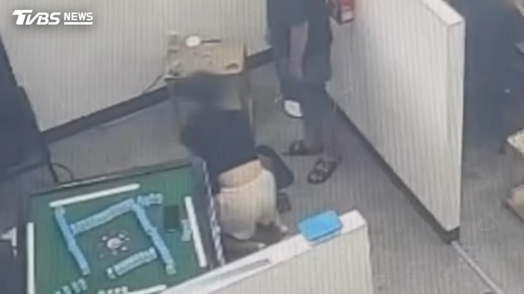 女店員並無急救經驗,救護人員便透過電話遠端指導她施作CPR,她硬著頭皮與死神搶命。(圖/TVBS)