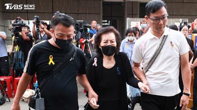 陳盈潔家祭胞弟送別:下輩子還做家人 「77歲暴瘦大姊」靠親友攙扶現身