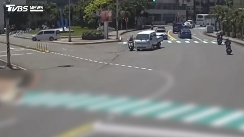 黃姓阿嬤與2名孫子的機車與小貨車碰撞瞬間。(圖/TVBS)