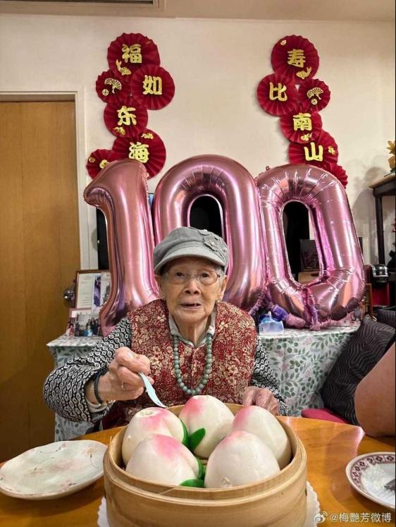 梅艷芳媽媽進食時突陷昏迷，送醫不治。（圖／翻攝自微博）