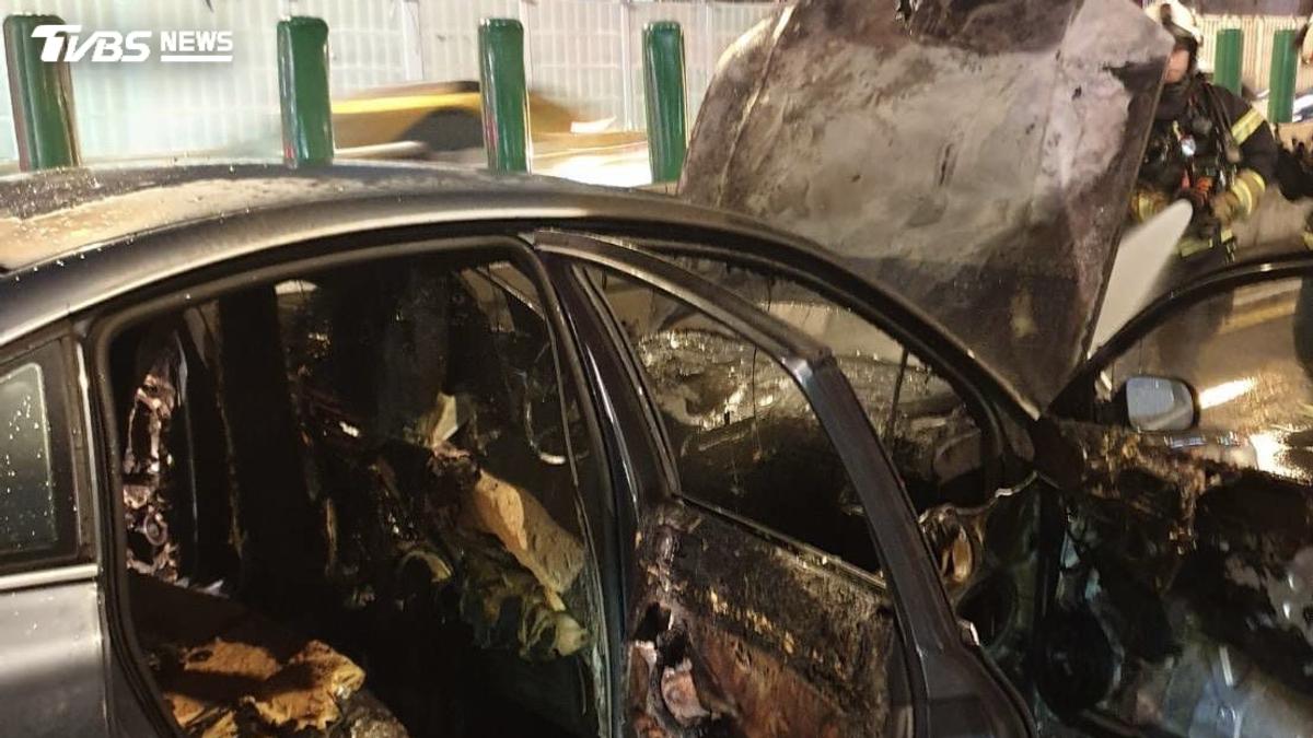 快訊/市民高架火燒車!轎車冒煙駕駛急停跳車 下秒燒成火球