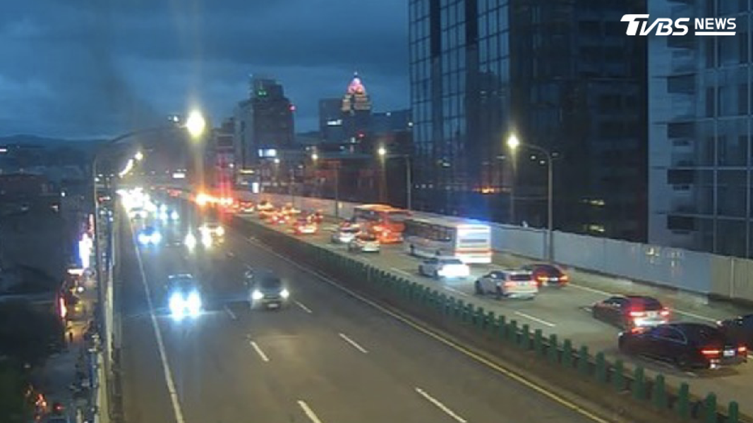 市民高架往東,敦化南路上方附近,一輛轎車起火燃燒。(圖/翻攝台北市即時交通資訊網)
