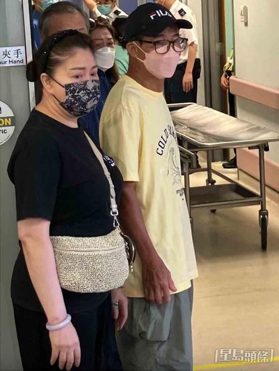 梅啟明（右）目送媽媽覃美金遺體運上遺體運送車。（圖／星島日報）