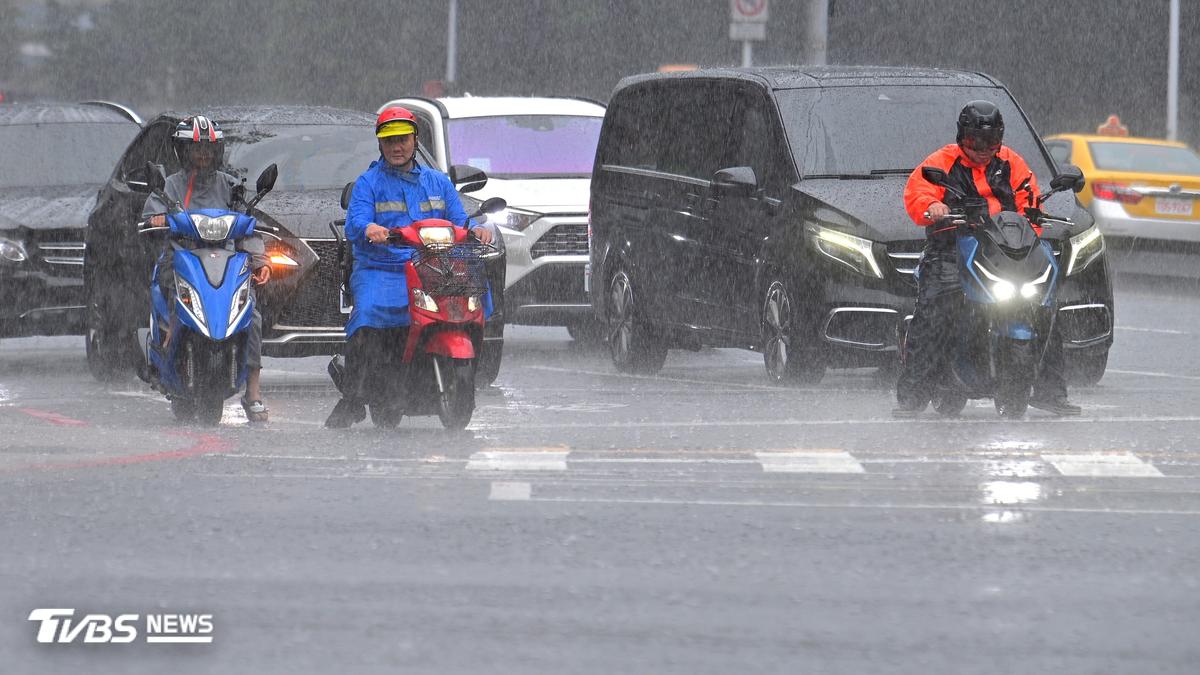快訊/連日豪雨轟炸「邊坡土石鬆動」!高雄3校開學日緊急停課