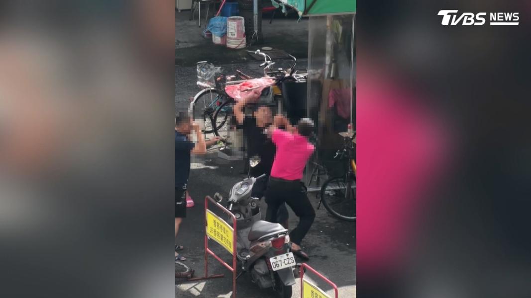 高雄市區新莊仔路一間廟前廣場,朋友酒後爆發口角,竟然互毆還拿椅子砸人,嚇壞了目擊民眾。(圖/翻攝Threads_applest95152)