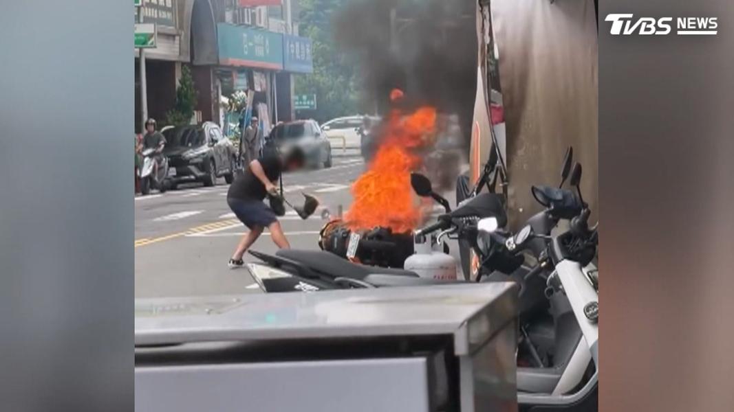 台南市區的崇德路發生一起火燒微型電動機車,女高中生及時跳車,而一旁的父親,一度冒險逼近幫忙救包。(圖/翻攝Threads_sup_carry_u)