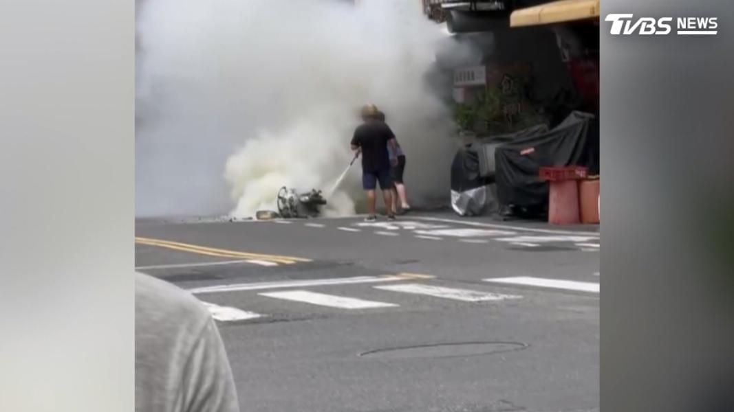 台南市區的崇德路發生一起火燒微型電動機車,路人見狀也幫忙搶救,不過噴了至少兩瓶滅火器仍徒勞無功。(圖/TVBS)