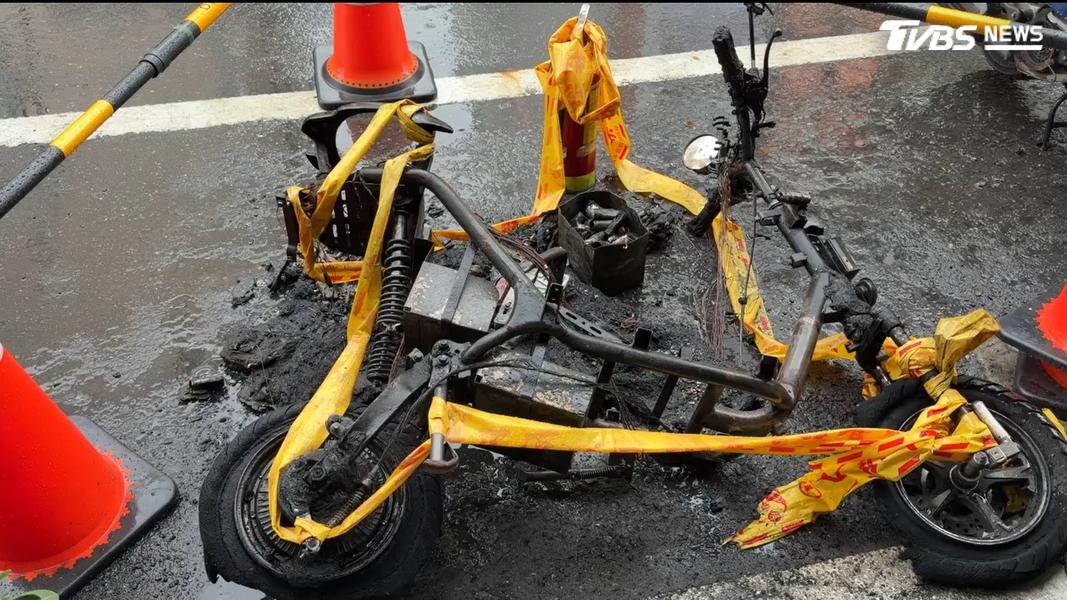 台南市區的崇德路發生一起火燒微型電動機車,路人見狀也幫忙搶救,不過噴了至少兩瓶滅火器仍徒勞無功,最後車子只剩下骨架。(圖/TVBS)
