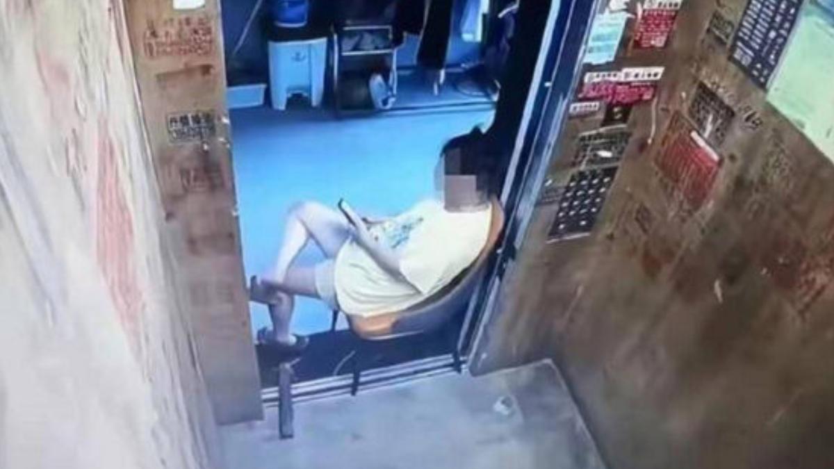 只為蹭免費冷氣!陸女搬椅卡電梯「滑手機」 整棟住戶全遭殃