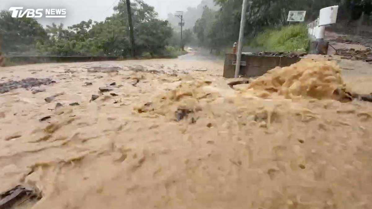 台東大雨釀災!台9線「巨石泥流」狂瀉畫面曝 雙向受阻僅單線通