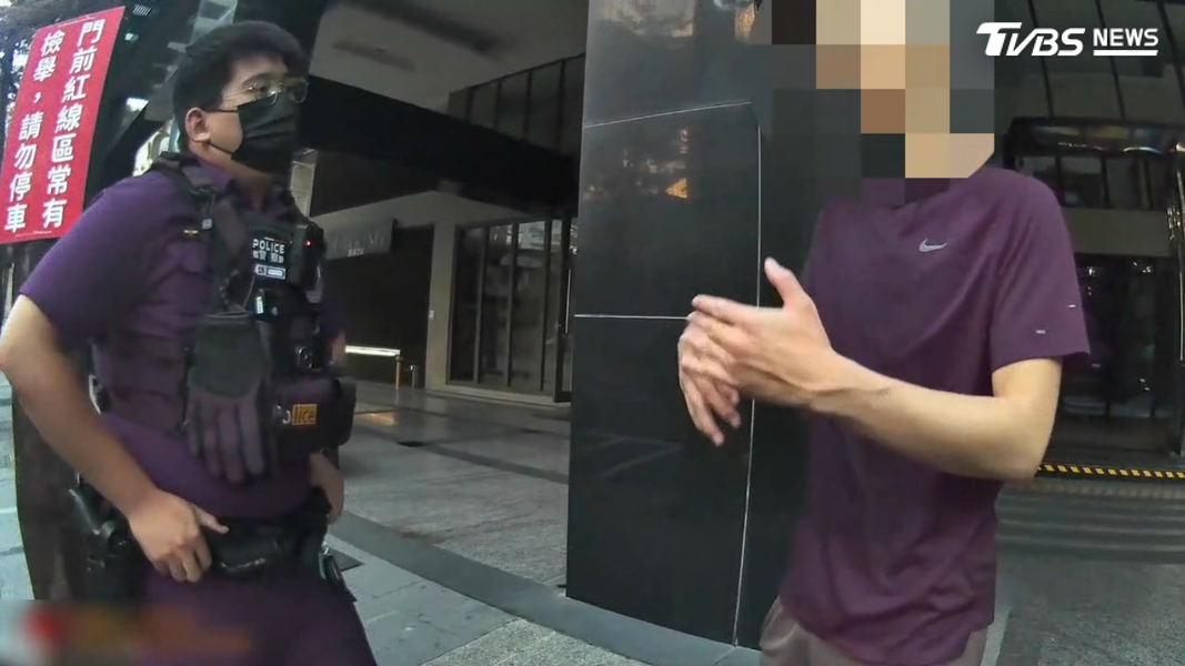 原來男子誤以為同行友人已代墊車費,才會對司機二次收款感到不滿。(圖/TVBS)