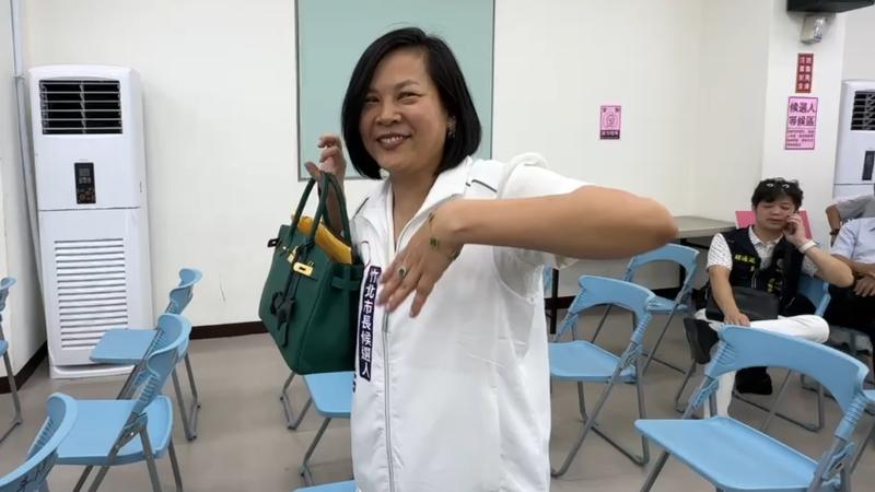 李貞秀全身名牌現身新竹縣選委會登記參選竹北市長。(圖/TVBS)