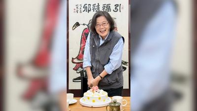 切蛋糕照被幕僚出賣!蔡英文歡度70歲大壽:慶祝都不嫌煩