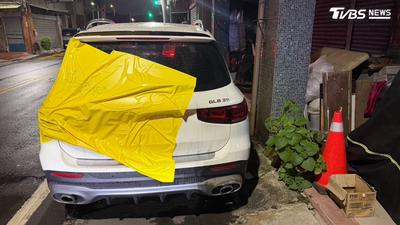 請移車!五股賓士臨停「遭貼黃色塑膠膜」 車主傻眼怒告