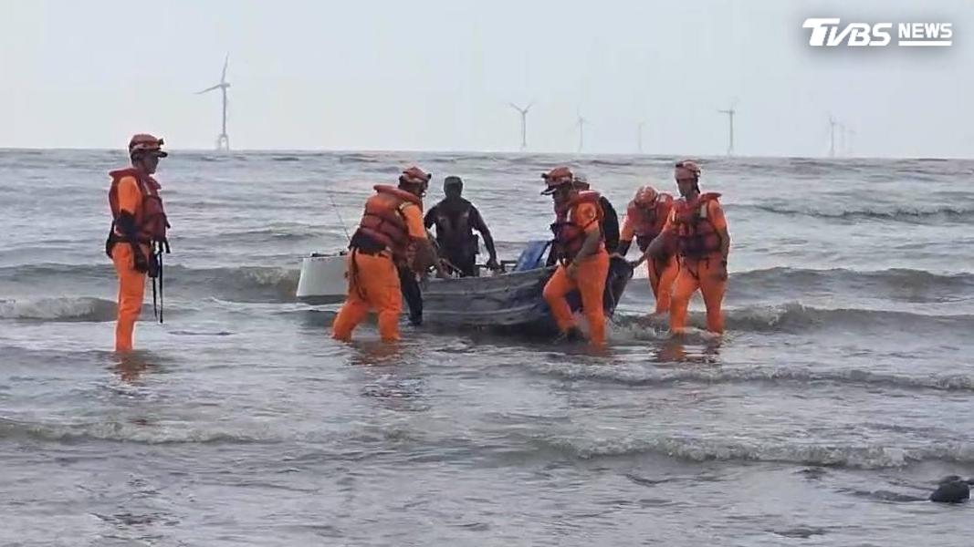 大批海巡人員迅速將他們連船帶人拖回岸邊後,所幸3人身體狀況都沒有異常。(圖/TVBS)
