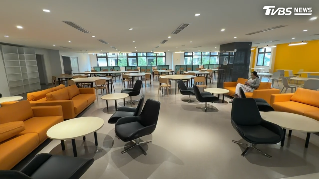 高雄醫學大學的新宿舍公共區域如同入住飯店。(圖/TVBS)