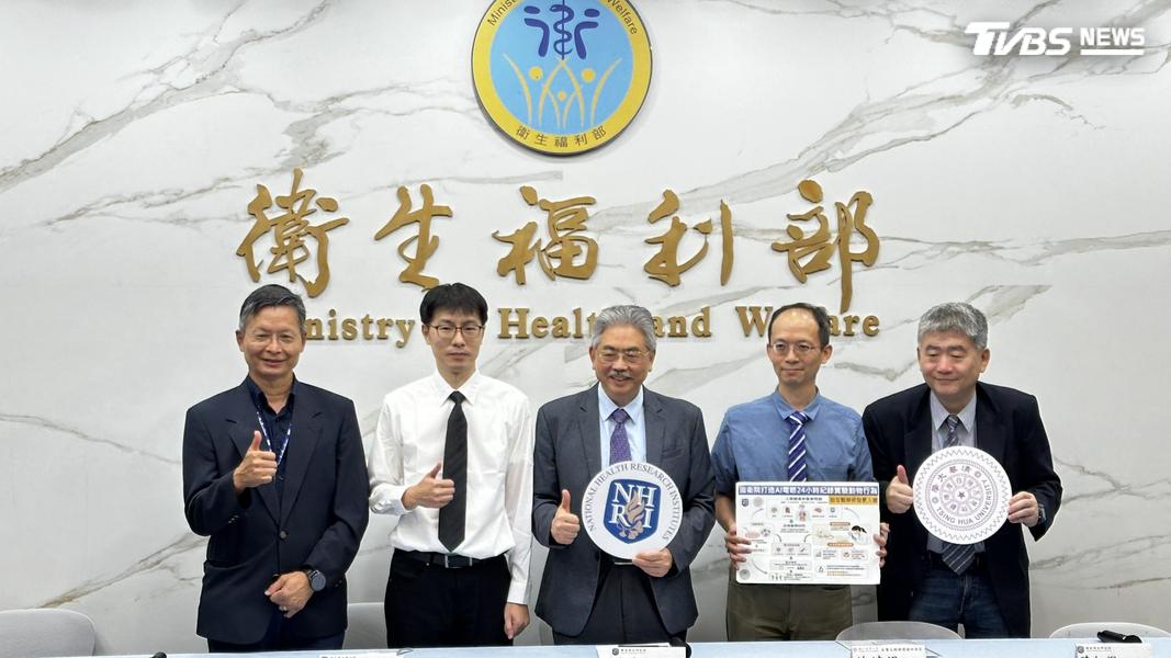 國衛院生醫工程與奈米醫學研究所所長林啟萬(左一)提到,AI電眼技術未來有機會應用到其他實驗動物。(圖/陳詩璧攝)