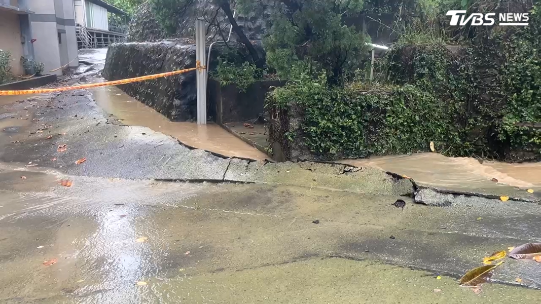 高雄壽山國中校內道路都有崩裂的情形,校方更緊急拉起封鎖線。(圖/TVBS)