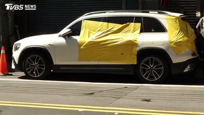 「請移車!」車停白線遭「貼膜」 屋主:擋門又不留電話