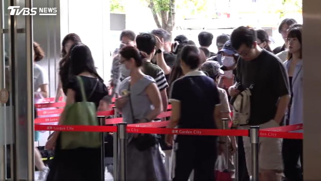 百貨美食街餐期人潮爆滿,座位恐需等1小時,先占位或先點餐,民眾看法不同。(圖/TVBS)