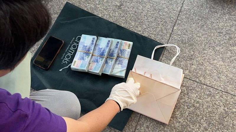 警方當場扣得40萬元現金。(圖/翻攝畫面)