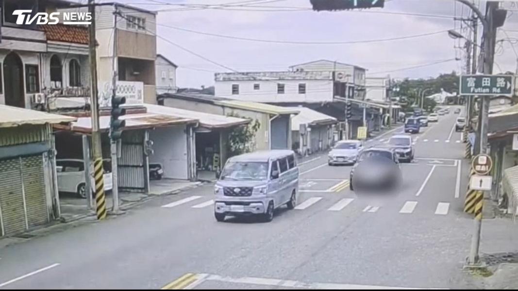 拒捕逃逸過程中,廖嫌一度逆向超車,相當危險。(圖/TVBS)