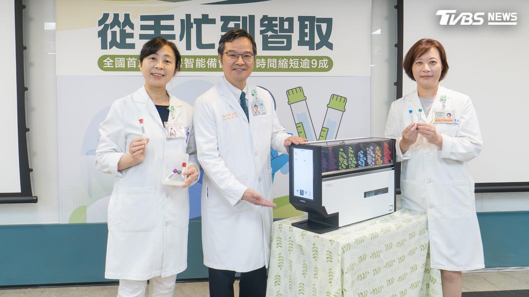 檢體智能備管系統透過流程標準化與資訊串接來提升備管正確性。圖左起為北醫附醫護理部林淑娟主任、北醫附醫施俊明院長、北醫附醫護理部朱冠郁督導。(圖/北醫附醫提供)
