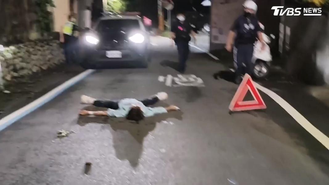 男子大字型躺在馬路中央,許先生表示,當時心想正值農曆七月,這景象實在嚇人。(圖/TVBS)