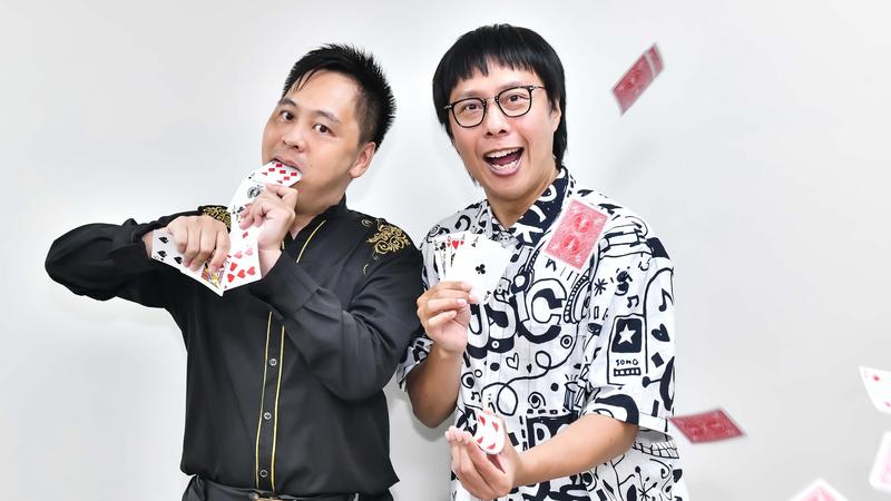 張啟樂(右)拜師學藝,魔術大師黃信凱讚他有天分。(圖/紅心字會提供)