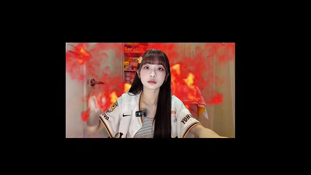 她馬上把卡丟在桌上,放上發火特效。(圖/翻攝自YT@94這個維尼winnie)