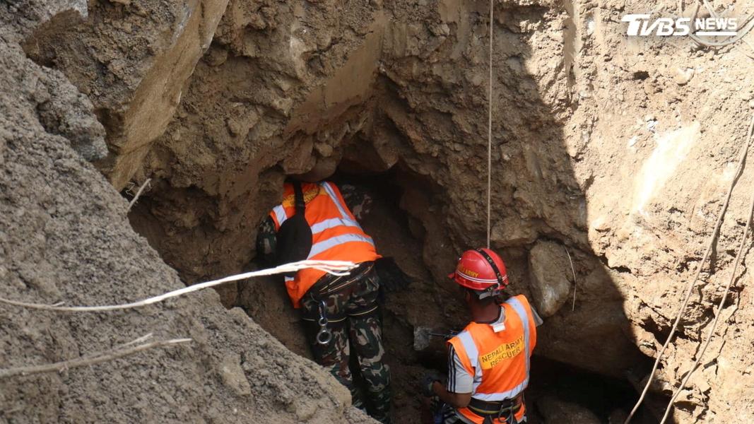 尼泊爾水力發電廠在洪災中崩塌,估計有超過930名工人仍下落不明。(圖/達志影像路透社)