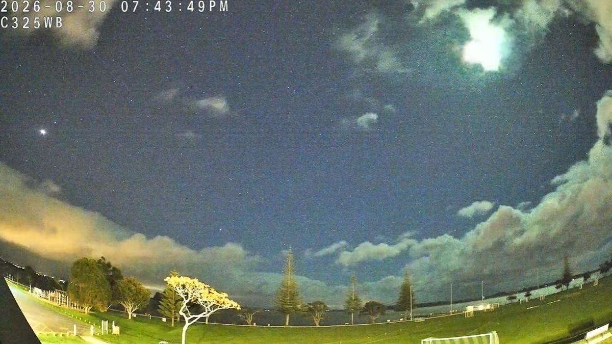有片/紐西蘭夜空現巨大「綠色火球」!拖白色長尾15秒炫目畫面曝