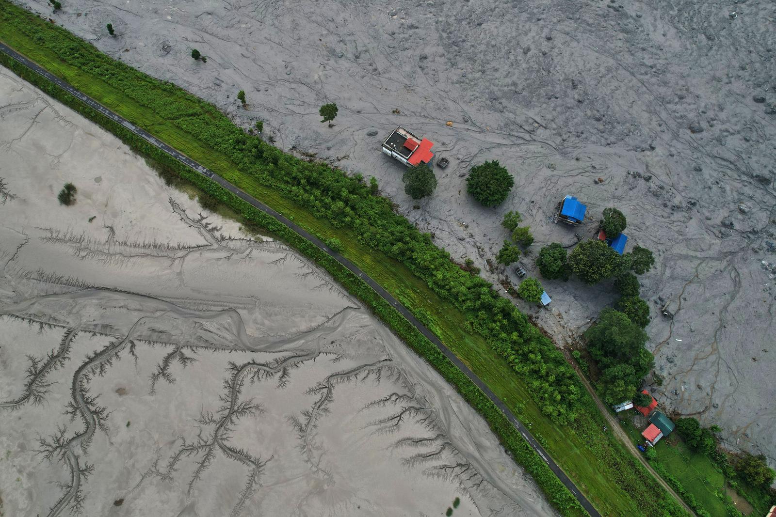 空拍尼泊爾道路遭洪水沖毀(圖/達志影像美聯社)
