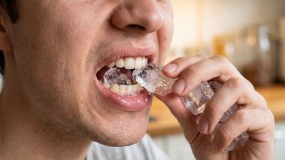狂咬冰塊又嘴角破!醫曝5異狀恐是缺鐵警訊 嚴重恐腎衰竭