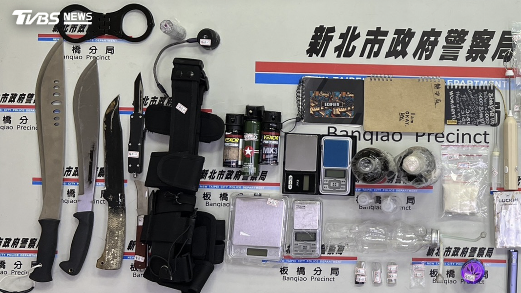 警方查扣相關證物。(圖/TVBS)