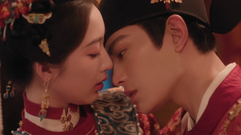 《花開錦繡》丁禹兮(右)、鄧恩熙大婚戲藏有吻戲小抄。(圖/Disney+提供)