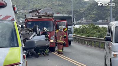 濱海公路轎車自撞「烏龜翻」!女駕駛一度受困 遊覽車司機熱心救援