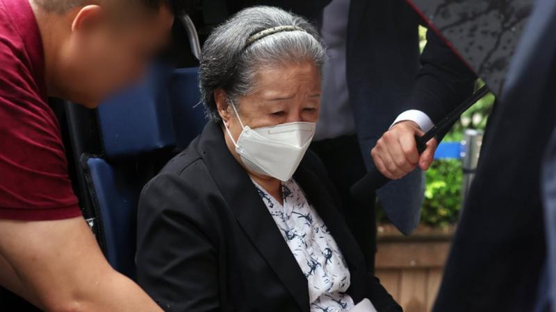 韓鶴子31日在首爾中央地方法院出席庭審後離開。(圖/翻攝韓聯社)