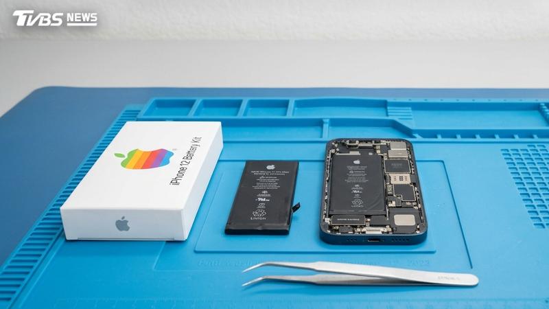 台灣大哥大推出Apple原廠iPhone電池換修優惠。(示意圖/AI 生成)