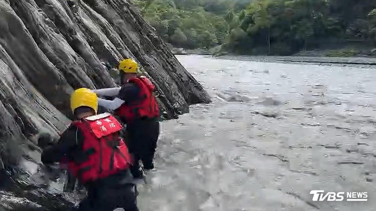 快訊/南投武界獨木舟翻覆3人待援 1消防員搶救遭沖走送醫不治