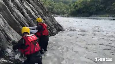 快訊/南投武界獨木舟翻覆3人待援 1消防員命危搶救中